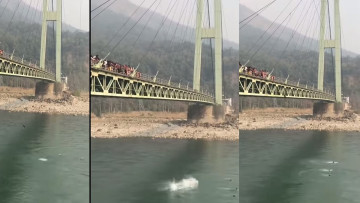 कर्णाली पुलबाट हाम फालेका युवाकाे खाेजीका लागि गाेताखाेर परिचालन